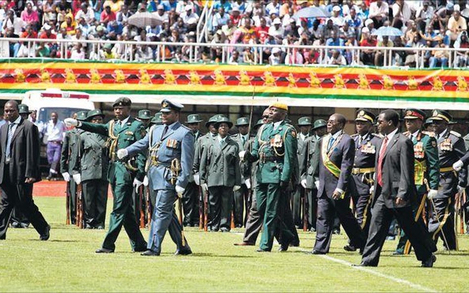 Robert Mugabe (w szarfie) inauguruje ceremonię na cześć 30-lecia niepodległości Zimbabwe