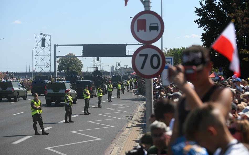 Defilada wojskowa na warszawskiej Wisłostradzie, w ramach obchodów Święta Wojska Polskiego