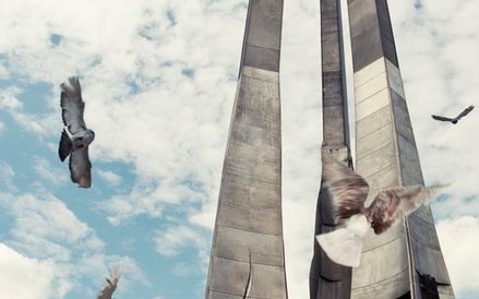 Pomnik Poległych Stoczniowców w Gdańsku upamiętnia wydarzenia grudnia 1970 roku. To niedaleko tego m