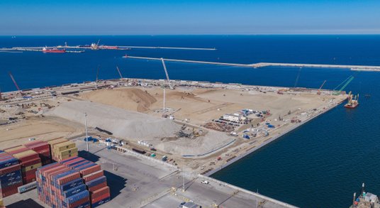 Na budowie Terminala T5 w Gdańsku kontynuowane są roboty ziemne i prace związane z budową sieci co –