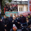 Jarosław Kaczyński przemawia podczas demonstracji antyrządowej przed Trybunałem Konstytucyjnym w War
