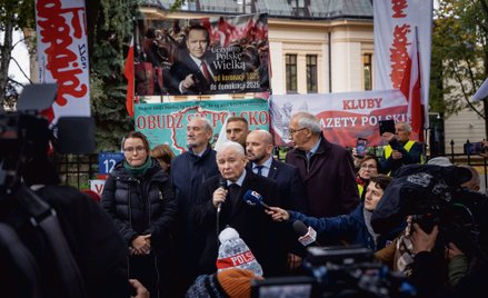 Jarosław Kaczyński przemawia podczas demonstracji antyrządowej przed Trybunałem Konstytucyjnym w War