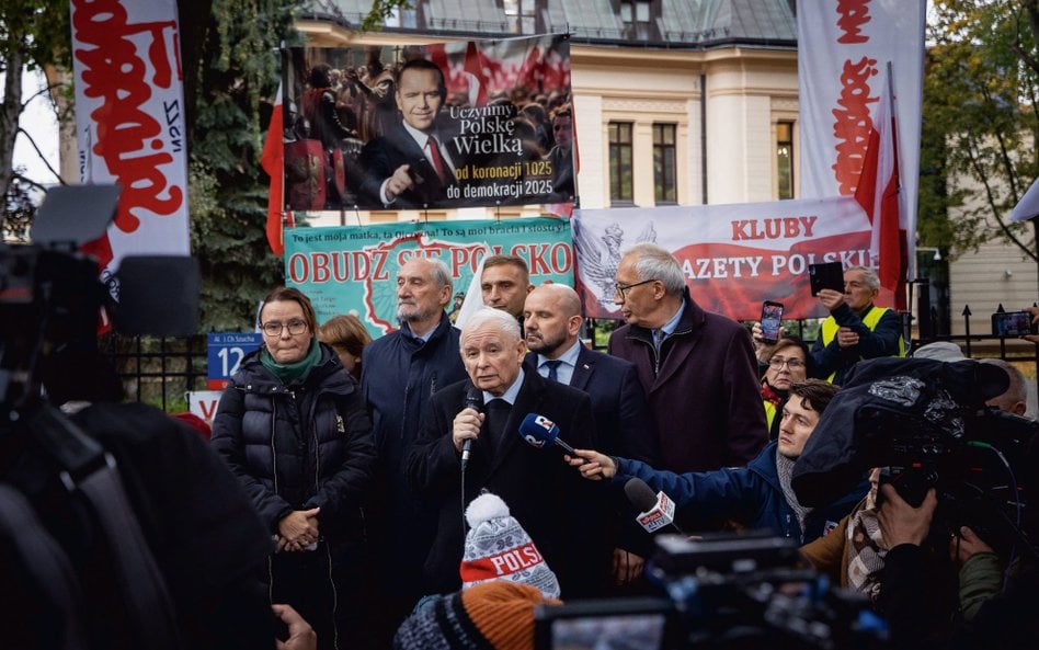 Jarosław Kaczyński przemawia podczas demonstracji antyrządowej przed Trybunałem Konstytucyjnym w War