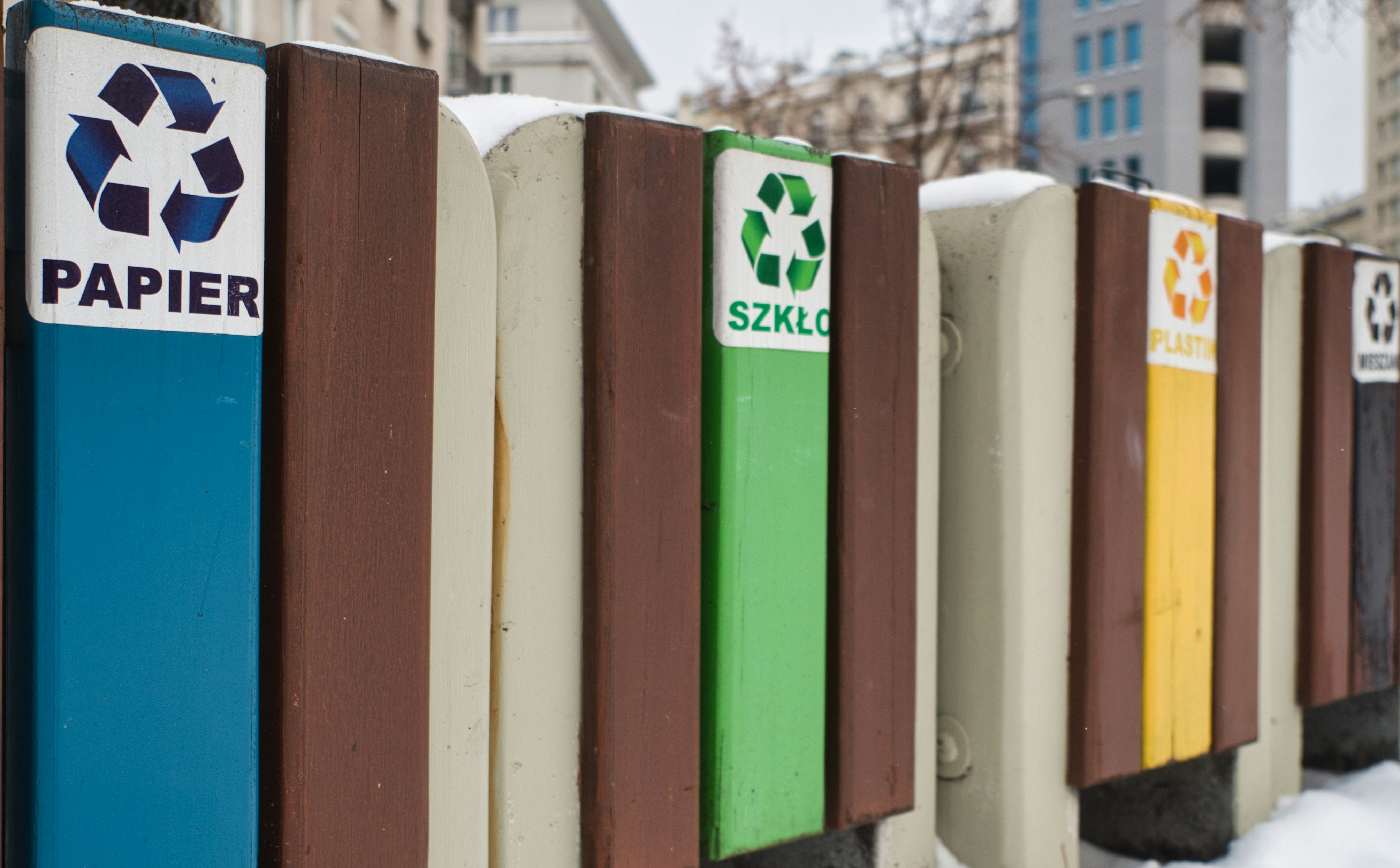 „Recykling życzeniowy” coraz popularniejszy. Jak walczyć z tym zjawiskiem?