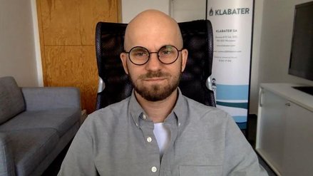 Michał Gembicki, członek zarządu Klabatera, który tworzy, wydaje, adaptuje gry na PC, PlayStation, X