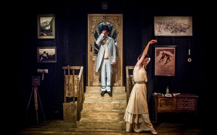 Spektakl „Conrad” rozgrywa się w Zakopanem. Tytułowy pisarz jest tam wyobcowany i egzotyczny jak Miś