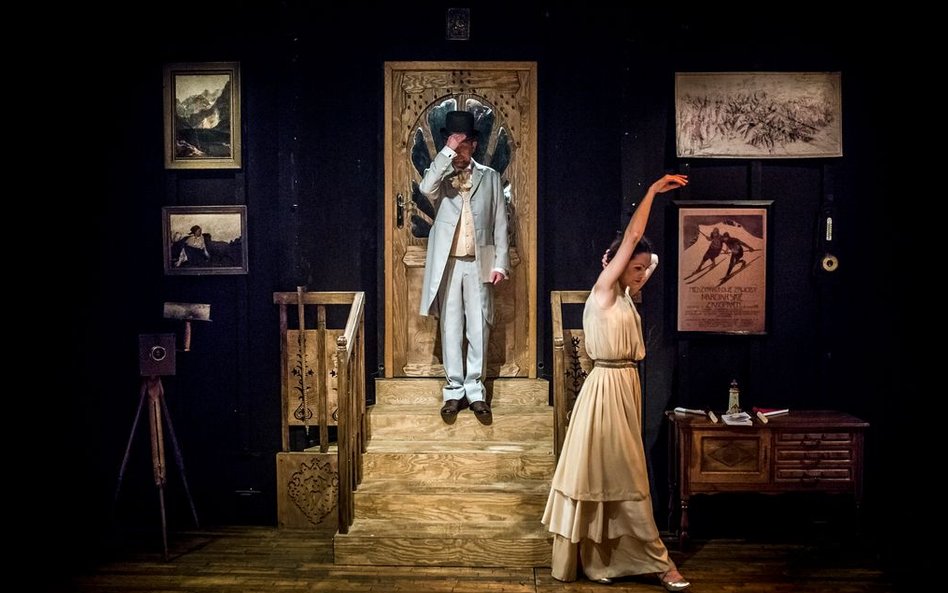 Spektakl „Conrad” rozgrywa się w Zakopanem. Tytułowy pisarz jest tam wyobcowany i egzotyczny jak Miś