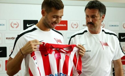 Wojciech Stawowy prezentuje nowego piłkarza Tomasza Wełnę. Miejsce dla młodych, to strategia Cracovi