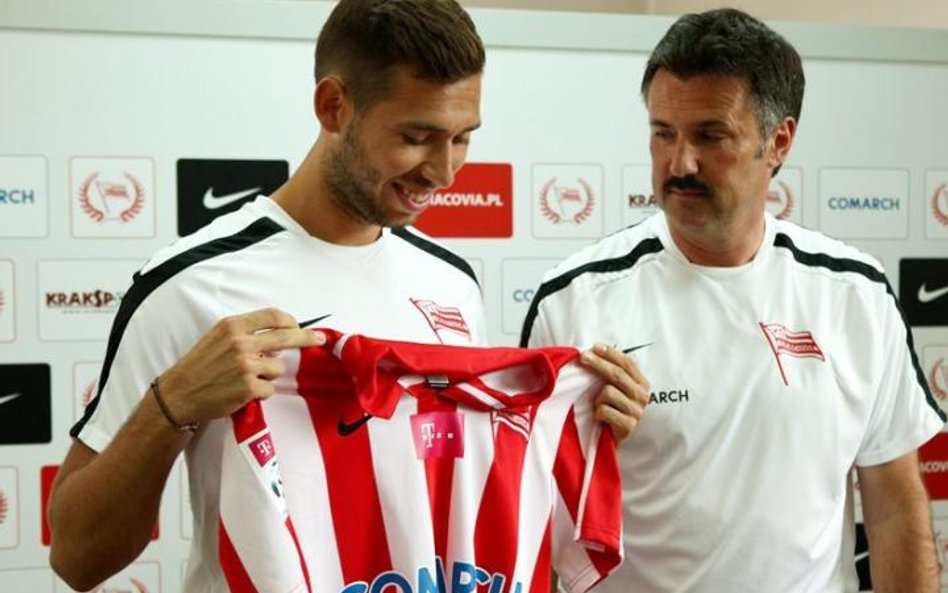 Wojciech Stawowy prezentuje nowego piłkarza Tomasza Wełnę. Miejsce dla młodych, to strategia Cracovi