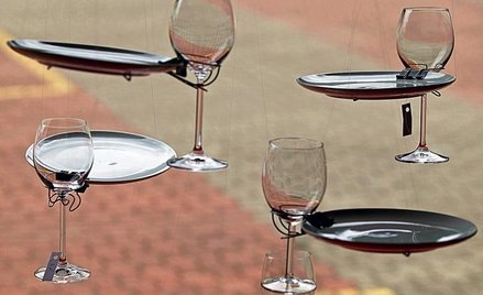 Klips Klypsos poratuje nas na przyjęciu na stojąco. Uchwyt na kieliszek mocowany jest wprost do tale