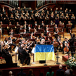 Sofia Soloviy, chór i orkiestra NFM w zagranym na inaugurację hymnie Ukrainy