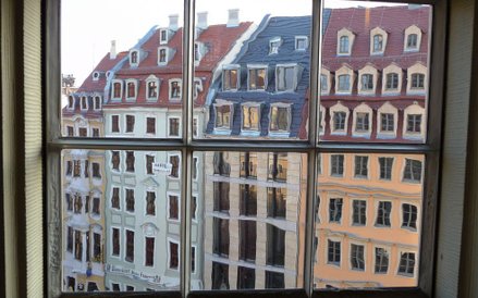 Fotografie z wystawy "Okna" prof. Grzegorza Kołodki. Na zdjęciu: Niemcy