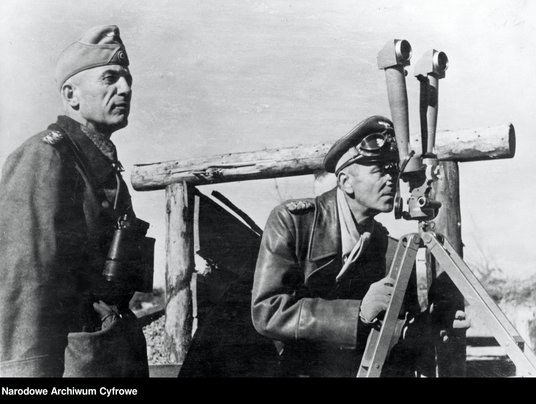 Gen. Friedrich Paulus, dowódca niemieckiej 6. Armii, obserwuje sytuację na froncie pod Stalingradem.