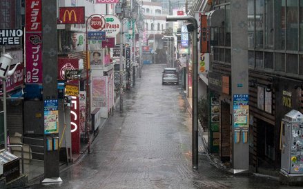 Opustoszała ulica Takeshita w Tokio. Ludzie schronili się przed nadciągającym tajfunem