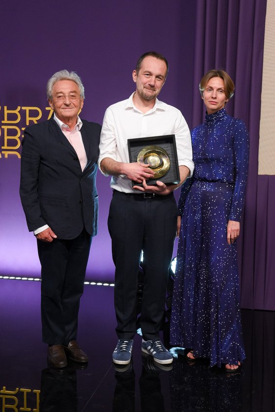 Jędrzej Bączyk (po środku), który zajął pierwsze miejsce i otrzymał Nagrodę Specjalną Fundacji Rodzi