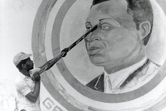 Mieszkaniec Malabo niszczy plakat przedstawiający obalonego dyktatora Francisco Macíasa Nguemę. Mala