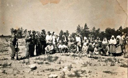 Kim są ludzie na tej fotografii: poszukiwaczami żydowskiego złota czy ekipą porządkującą cmentarzysk