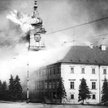 Płonący Zamek Królewski po bombardowaniach 17 września 1939 r.