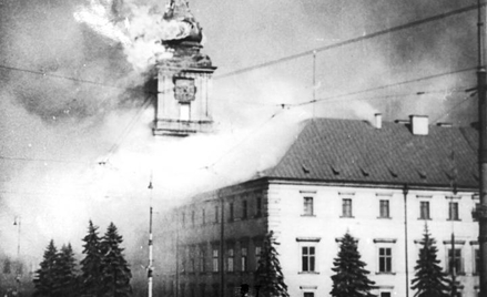 Płonący Zamek Królewski po bombardowaniach 17 września 1939 r.