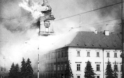 Płonący Zamek Królewski po bombardowaniach 17 września 1939 r.