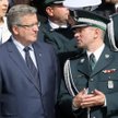 Prezydent Bronisław Komorowski i wiceminister finansów Jacek Kapica podczas obchodów Dnia Służby Cel