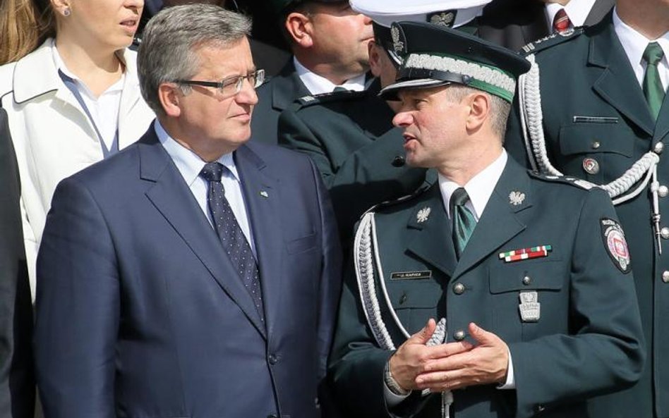 Prezydent Bronisław Komorowski i wiceminister finansów Jacek Kapica podczas obchodów Dnia Służby Cel