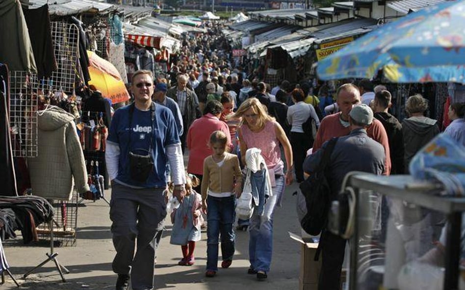 Mimo likwidacji Jarmarku Europa na Stadionie Dziesięciolecia oraz walki z handlarzami podróbek probl