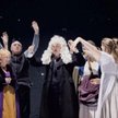 Klaus Maria Brandauer sędzia w „Rozbitym dzbanie"