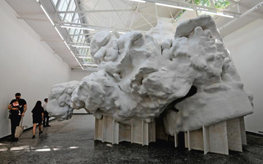„Przypadkowa przestrzeń” Szwajcara Christiana Keneza, czyli chmura z betonu temporu
