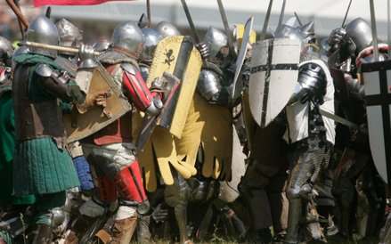 Inscenizacje bitwy przyciągają coraz więcej uczestników i widzów.