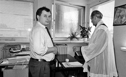 Jarosław Kaczyński podczas poświęcenia redakcji „Tygodnika Solidarność”, 1990 r.