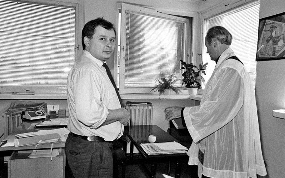 Jarosław Kaczyński podczas poświęcenia redakcji „Tygodnika Solidarność”, 1990 r.