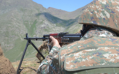W nocy, jak twierdzą władze w Erywaniu, armia Azerbejdżanu ostrzelała znajdujące się przy granicy ob