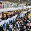 Lotnisko Schiphol w Amsterdamie ma problem z setkami odwołanych lub opóźnionych lotów. Dramatycznie 