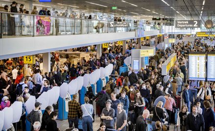 Lotnisko Schiphol w Amsterdamie ma problem z setkami odwołanych lub opóźnionych lotów. Dramatycznie 