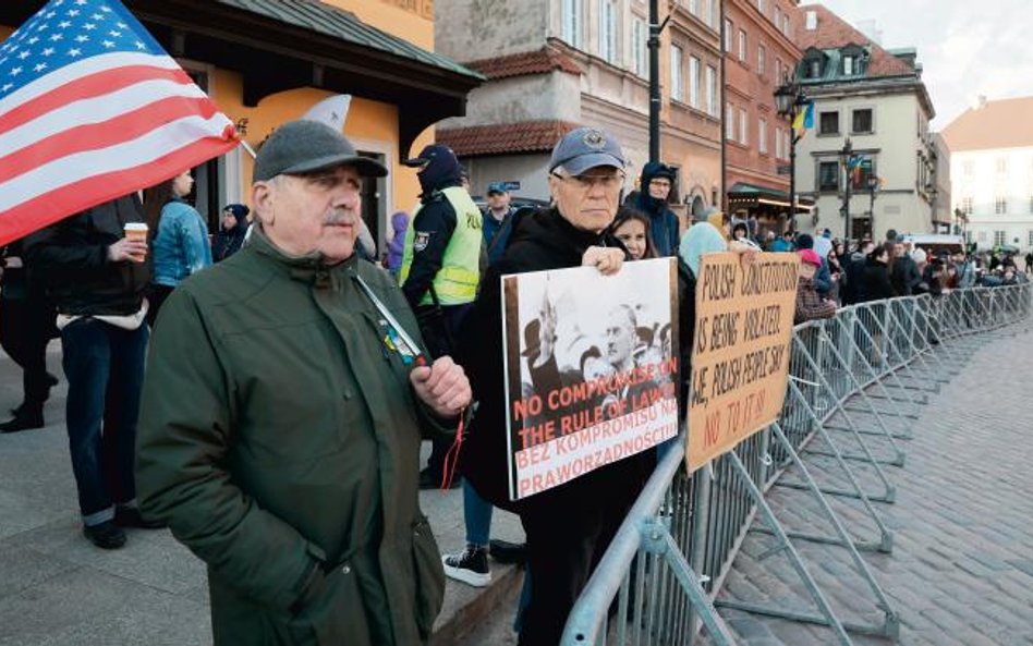 Część środowisk opozycyjnych nalega, by nawet w czasie wojny nie iść na układy z PiS. Stare Miasto w