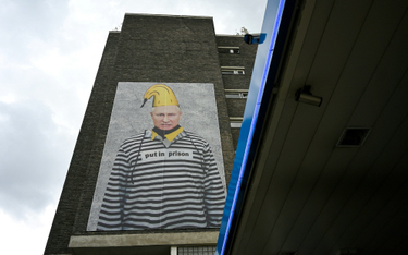 Kartykaturę Władimira Putina autorstwa niemieckiego artysty Thomasa Baumgartela zawieszono na budynk