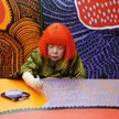 Yayoi Kusama podczas pracy nad pracą „My Eternal Soul” (2009-21), 2017 r.