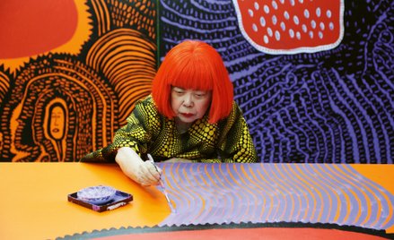 Yayoi Kusama podczas pracy nad pracą „My Eternal Soul” (2009-21), 2017 r.