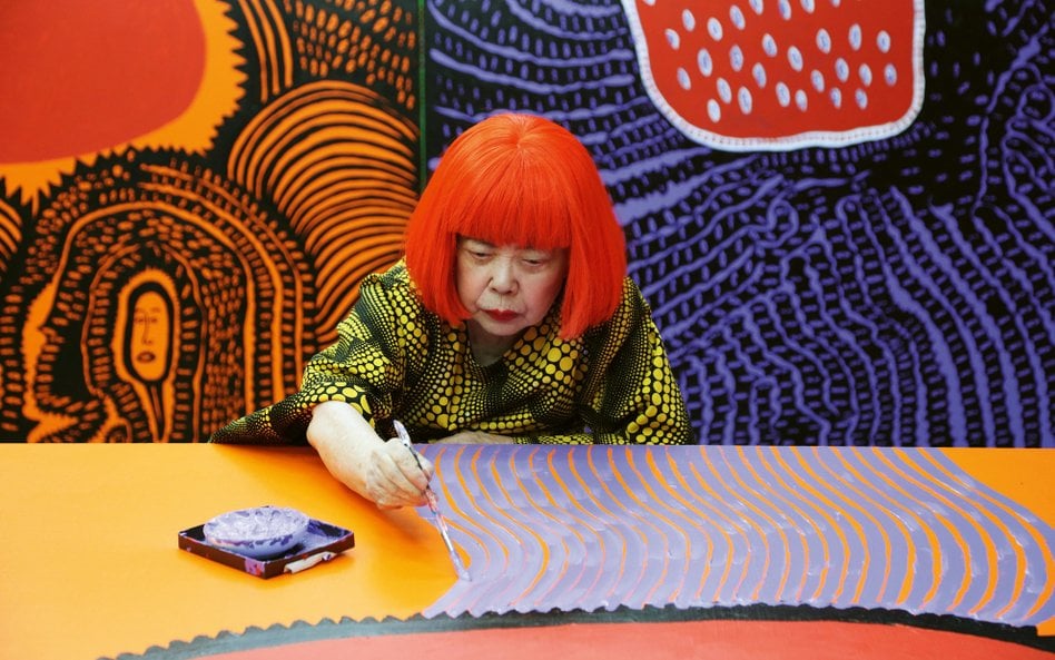Yayoi Kusama podczas pracy nad pracą „My Eternal Soul” (2009-21), 2017 r.