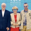 Członkowie Rady Programowej Open Eyes Economy Summit w okularach – symbolu nowego spojrzenia na bizn