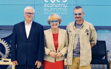 Członkowie Rady Programowej Open Eyes Economy Summit w okularach – symbolu nowego spojrzenia na bizn