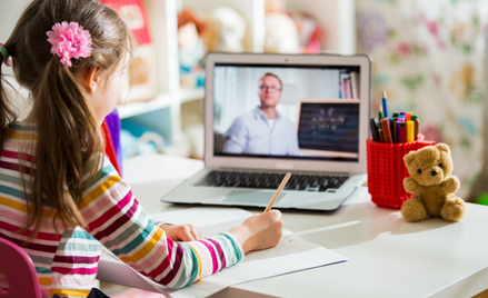 Sąd: uczenie on-line bez dodatku za trudne warunki pracy