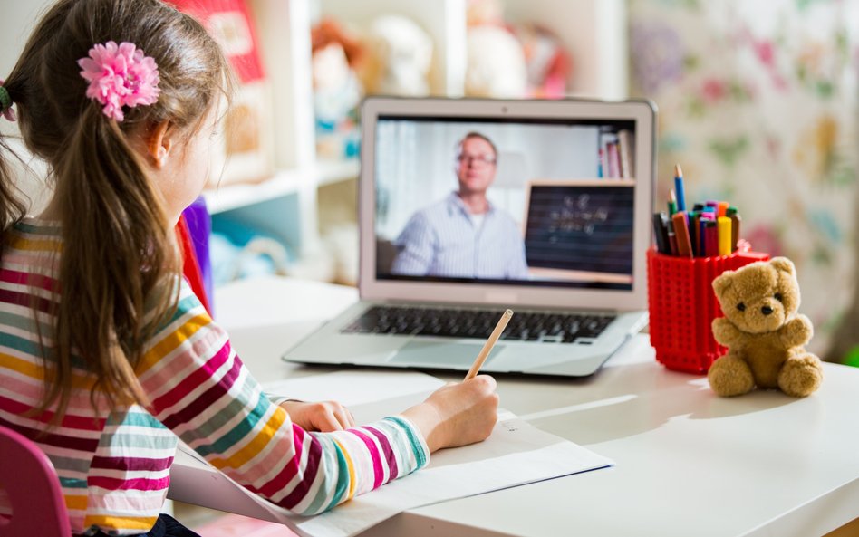 Sąd: uczenie on-line bez dodatku za trudne warunki pracy