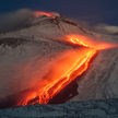 Lawa spływająca zboczami wulkanu Etna, zlokalizowanego na wschodnim wybrzeżu Sycylii