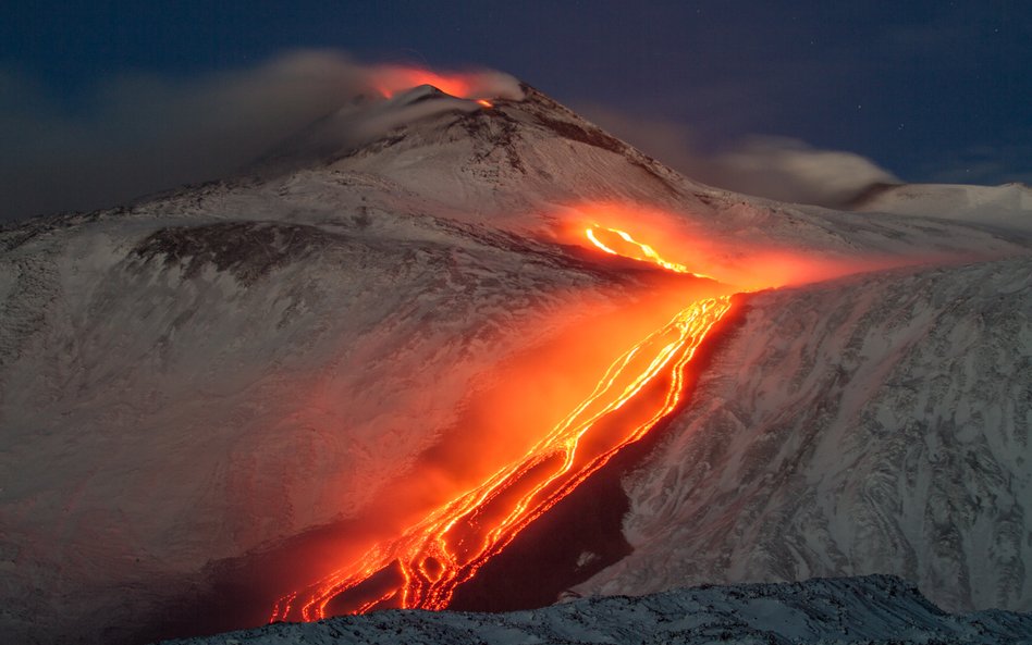 Lawa spływająca zboczami wulkanu Etna, zlokalizowanego na wschodnim wybrzeżu Sycylii