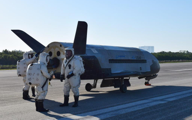 7 maja 2017 r. – X-37B zakończył misję OTV-4 lądując w „Shuttle Landing Facility” należącym do Centr