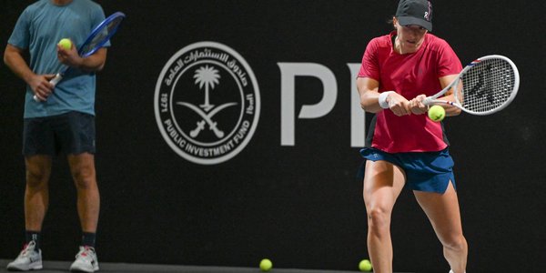 Praca w blasku sław, w blichtrze. Cudowne życie trenera tenisa to tylko pozory