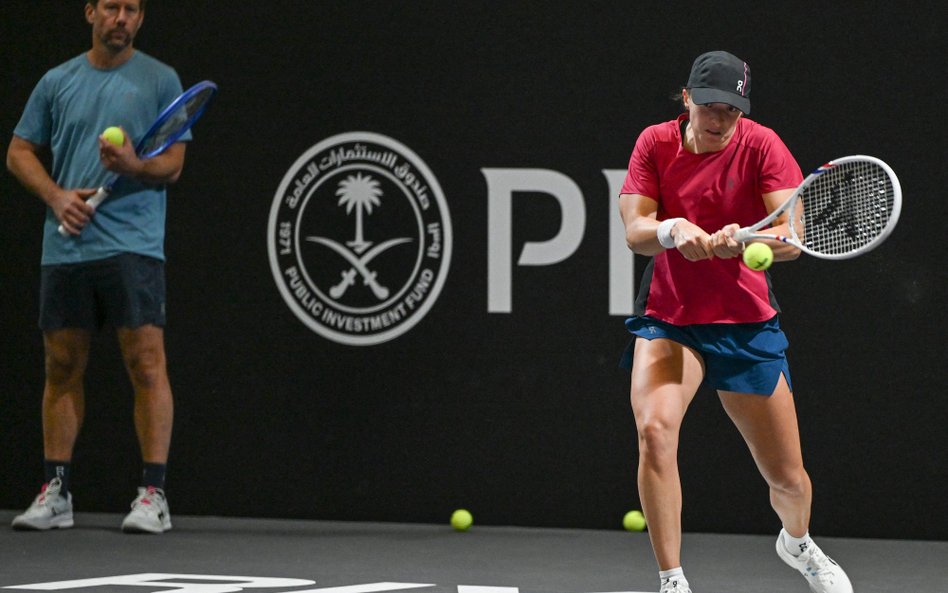 Od momentu rozpoczęcia kariery zawodowej w 2016 r. Iga Świątek pracowała z trzema trenerami. Ostatni