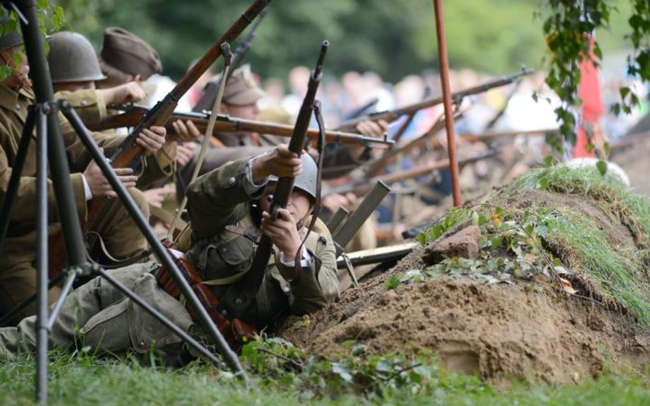 Główną atrakcją pikniku militarnego we wsi Ociesęki w gminie Raków jest inscenizacja bitwy pod Broni